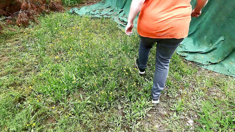 Bouncy Tits Action: 맨발로 맨발로 가슴을 때리기