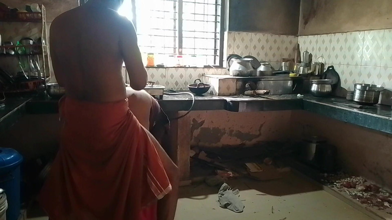 LEGSCOUPLE12: Ibu rumah tangga malayali India dientot gaya doggy sama suaminya...
