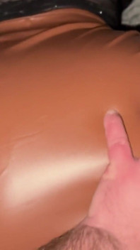 L'ha scopata e la filmò il suo grosso culo mentre la scopava sulla sua gonna! Non avrei dovuto lasciarla andare dal mio ragazzo