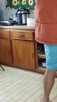 Des Copains Stupides Font Une Salade Dans La Cuisine