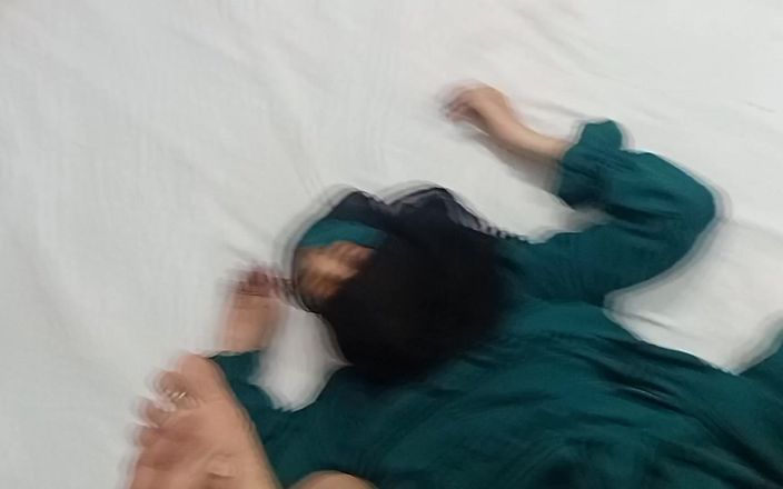 Dearshivani: Bạn gái đội khăn trùm đầu bị bạn trai đụ trong khách sạn