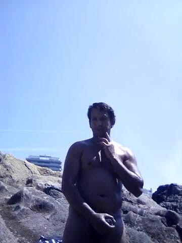 Boy top Amador: Very horny on the nudist beach