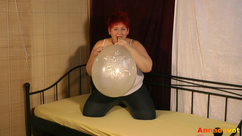 Anna Devot: Annadevot - Played with a large balloon