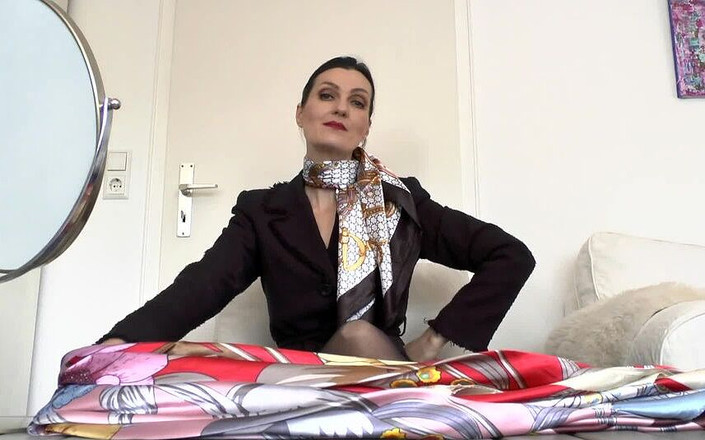 Lady Victoria Valente: काली पोशाक के लिए 5 सुंदर नई साटन गर्दन स्कार्फ