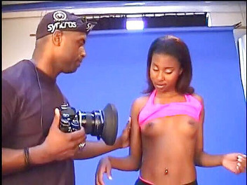 Hot and Wet: Schwarze schönheit mit form, körper, muschi beim ersten fotoshooting gefickt