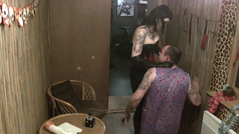 Domina Lady Vampira - SM Studio Femdom Empire: Osservata e punita dalla padrona con i guanti di pelle