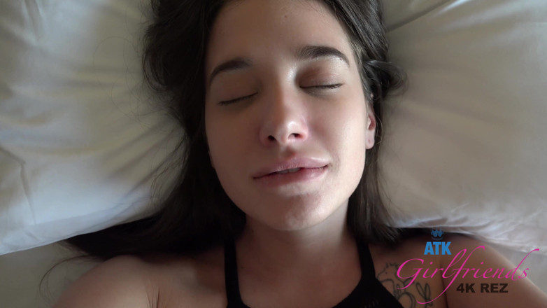 ATK Fans (Girlfriends): Sei in giro a letto con Gia, e è difficile tenere...