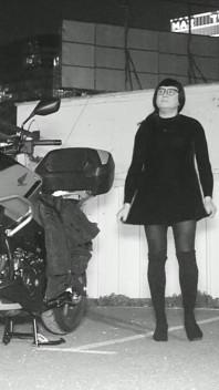 Seorang wanita yang menakjubkan mempersembahkan motosikal itu