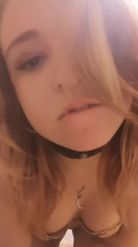 Masturbation à la maison avant de se coucher