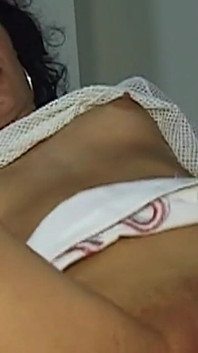 Owłosiona brunetka loszka kapie spermą po intensywnym waleniu