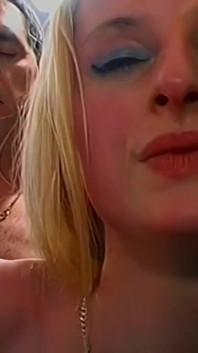 Blonde babe palce cipki i bierze ogromne wytryski na twarz