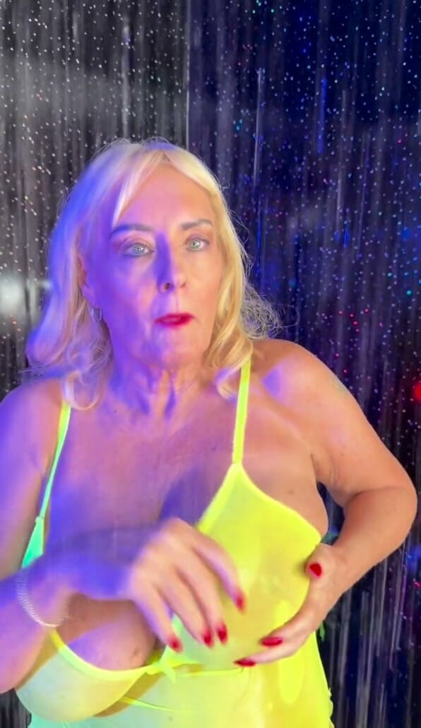 Wendy Leigh: Soaked GILF Dildo Fucks Herself Wet