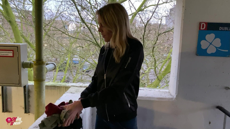 Miley Weasel: Carina cagna bionda telecomandata in pubblico !!