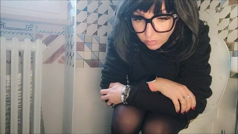 savannahamatoriale: Pee and more with Lavinia