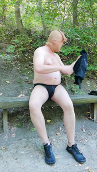 숲 속 벤치에서 팬티스타킹을 입고 뜨거운 자위