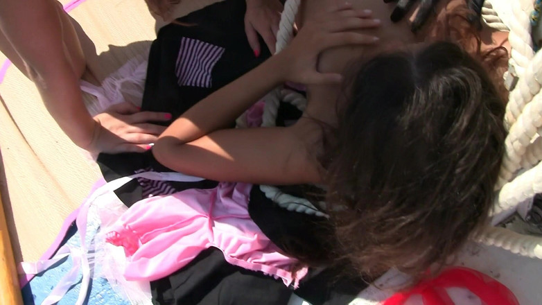 Dirty fantasy: Tre styvsystrar har lesbisk sex på en båt