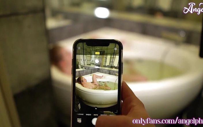 Angel: Betrapt stiefzus op masturberen in de jacuzzi! Anale seks met...