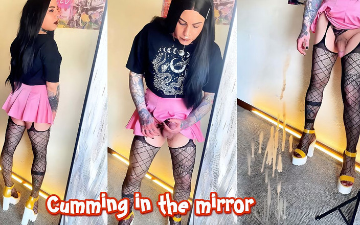 EmmaInkTrans: 可爱的哥特变性人女孩在镜子里自慰并高潮