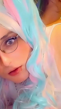 Ragazza trans con grandi tette che sopravvive come schiava del sesso