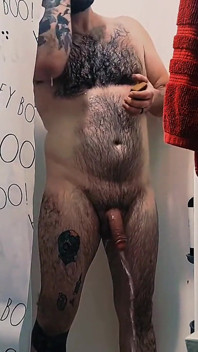Sexy chuveiro, cara tatuado quente