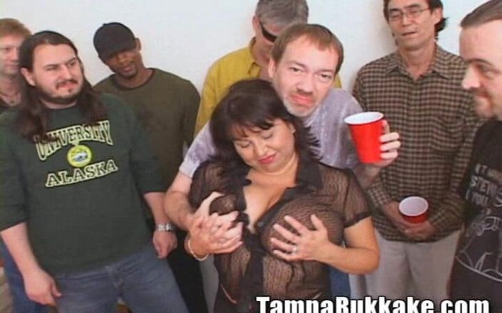 Tampa Bukkake: बड़े स्तन सूसी लैटिना पत्नी बड़ी गांड चूसती है गैंगफक बेडरूम में बंटा गंदा गोरा लंड चोदती है!