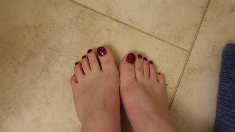 Deanna deadly: Hızlı yeni pedikür parıltılı kırmızı ayak tırnaklarını gösteriyor