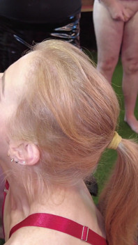Sexy blonde MILF liebt es, mitten im schwanzkreis zu sein