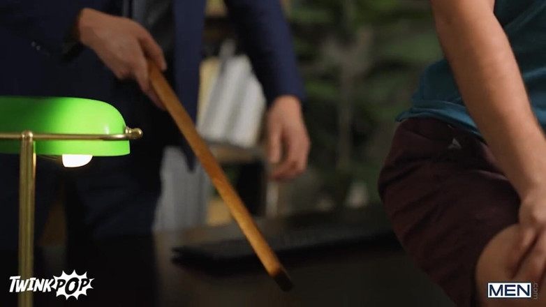 Twink pop studio: Twink Pop - Depois que Ryan Bailey é pego fodendo na biblioteca,...