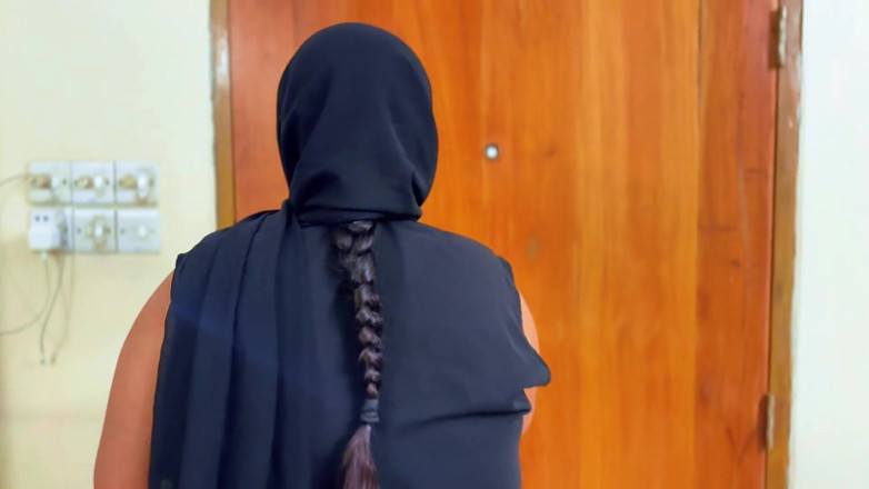 Aria Mia: Hermosa chica árabe limpia mi habitación cuando alquilo su casa de...