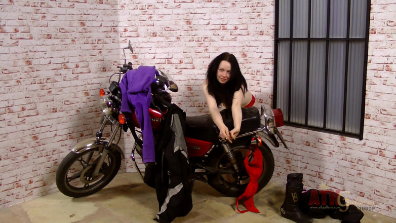 ATKIngdom Fans: Lizzie faz uma extensa strip-tease por sua grande motocicleta