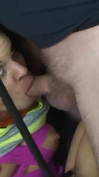 Tape bondage děvka v její trojkové akci