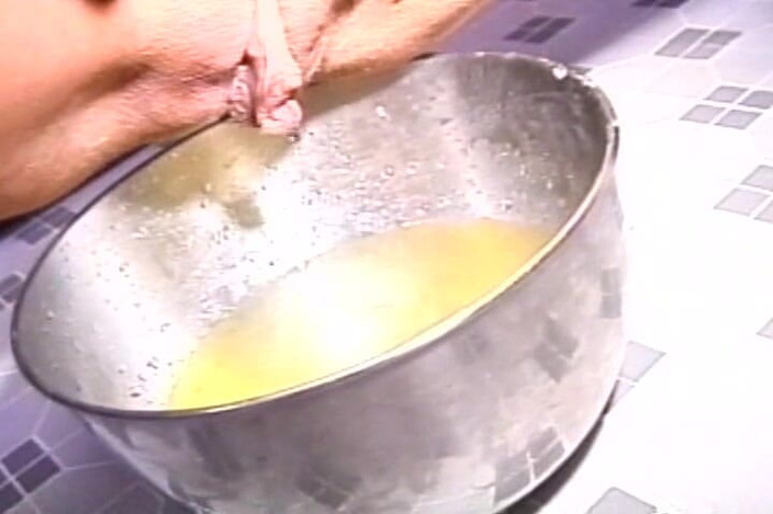 USA Fetish and Hardcore Clips: Štíhlá teenagerka si holí svou krásnou kundičku, než chčije