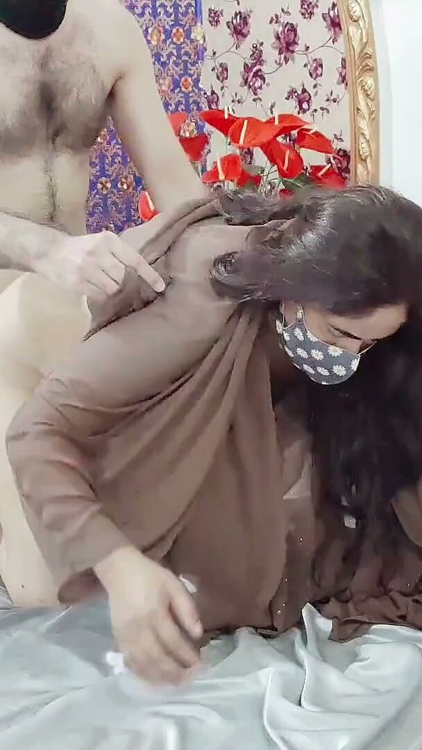 IndianHindiXxx: Indyjska pokojówka z wielką krzywą dupą surprizing fucks przez swojego...