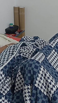 Я дивую свою зведену сестру в ліжку мастурбацією і потрапляю в її простирадла - порно 100% іспанською.