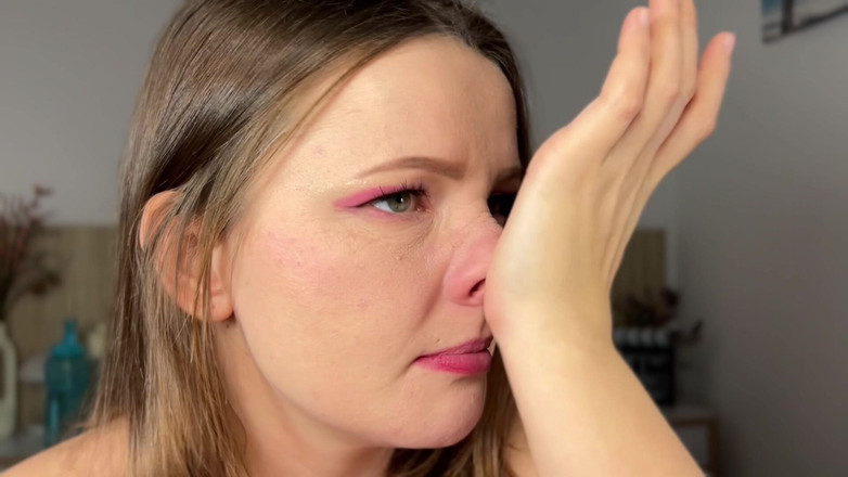 Mary Jay: Ngứa mũi của tôi đang khiến tôi phát điên. Chọn nó trên...