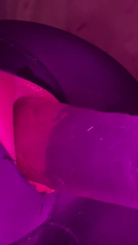 Cewek sange ini lagi asik ngentot pantat cowok ini pakai dildo ukuran XL