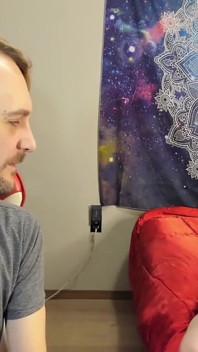 WeDol lecca la lingua con un giocattolo, si spoglia e si masturba