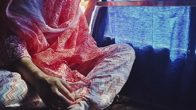 Khushboobhabi: Bus Me Bhabi Ki Gand Me Ungli Daal Di