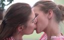 SapphoFilms - By Nikoletta Garian: दो असली लेस्बियन लड़कियां चुंबन ले रही हैं - 17