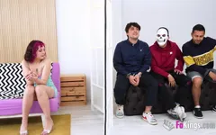 Mei, 3 chàng trai và một cuộc chơi tập thể gợi cảm: điều gì không thích về nó?