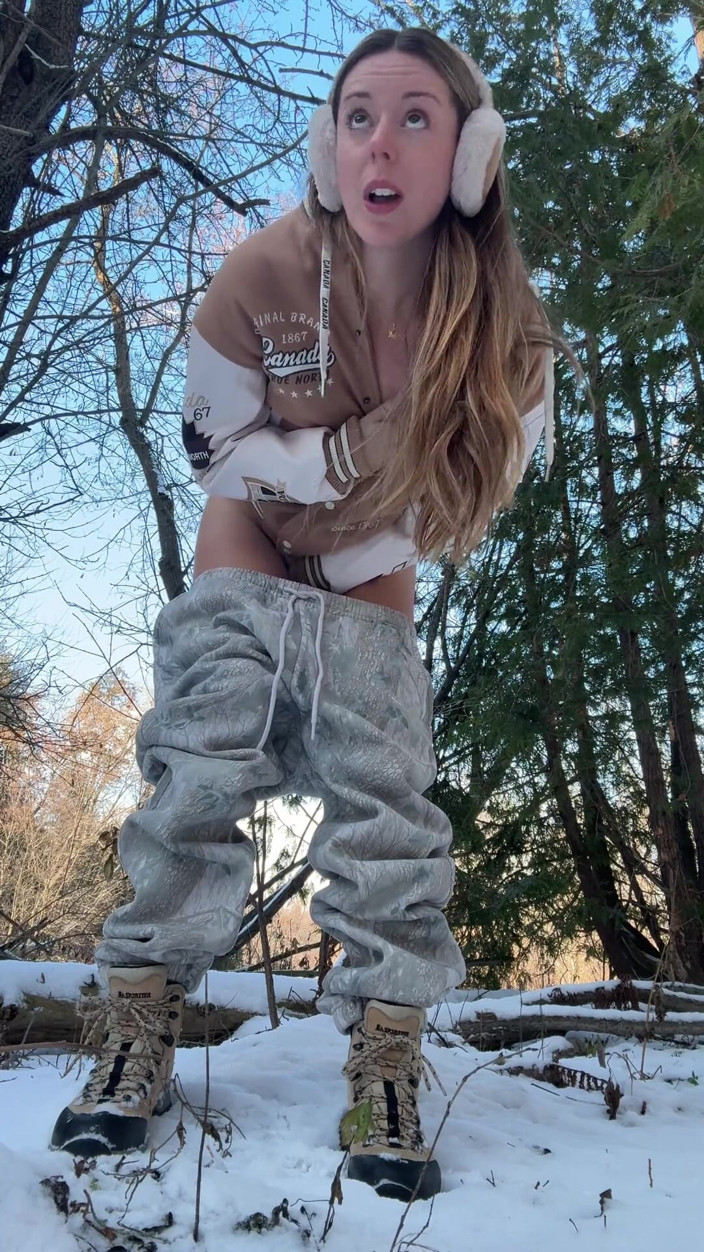 Nadia Foxx: Plimbare orgasmică în zăpadă