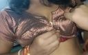 Pop mini: Geile vrouw drukt op borsten voor harde seks met haar...