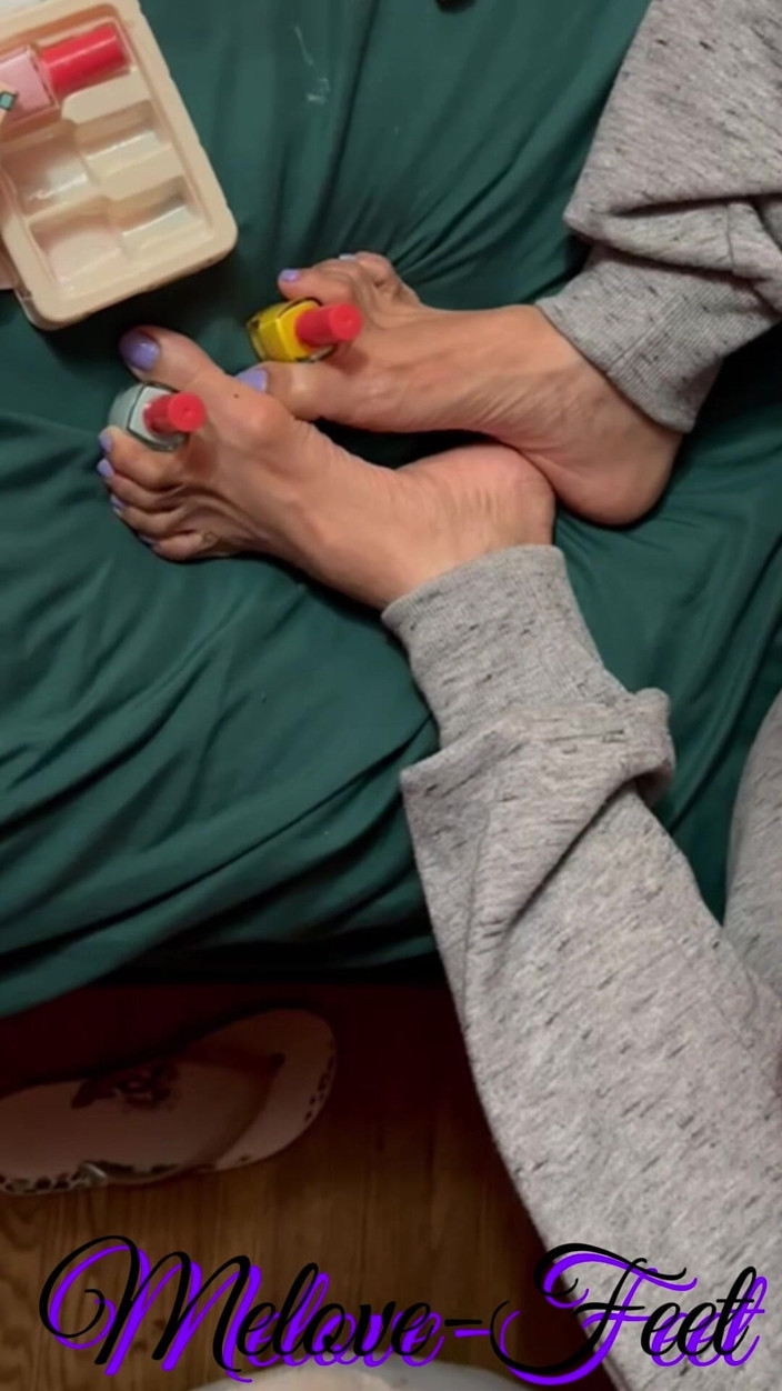 Naelor: Melove nettoie ses petits pieds et fait ses ongles