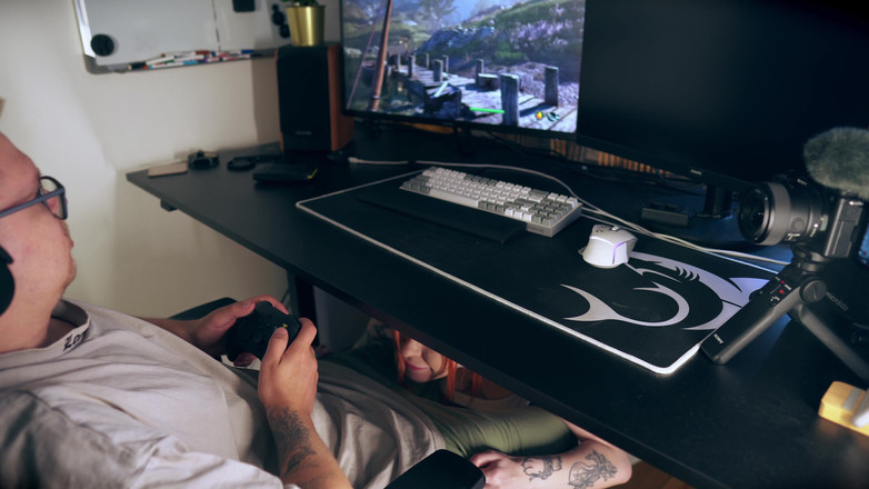 Toma Mur: Stepmom Seduces Stepson Under Desk for Facial While He Games
