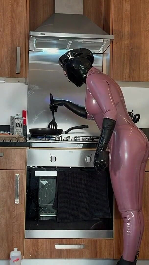 Mistressae’s Experimental Kitchen Episode 1: Anal Omelette Aux Oeufs (Mistress Ae)