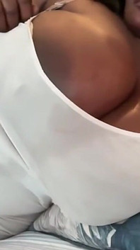 Milf eboni bermain tetek