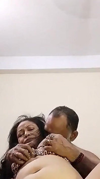Бхабхі смокче прелюдії, її гарячий сосок, крихітна пизда смокче, прелюдія