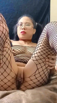 Fitte zierliche asiatische göttin zeigt ihre Füße in netzstrumpfhosen-body vol 6