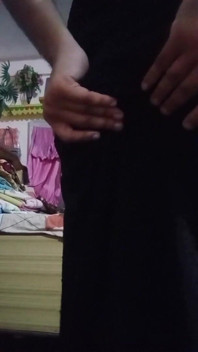 กะเทยอินเดียบ๊อตอม Gaurisissy รู้สึกเงี่ยนในเดรสสีดำ เย็ดจริงโฮมเมด