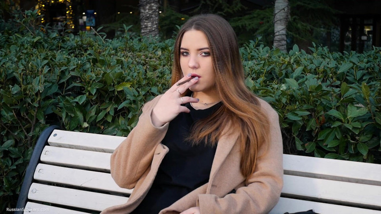 Russian Smokers: Russisches mädchen verbringt ihre mittagspause, rauchen 1